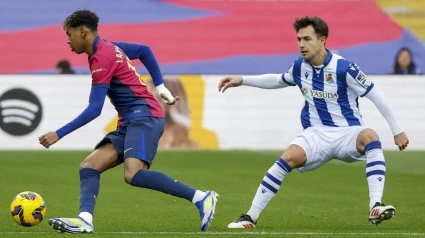 BARCELONA, 02/03/2025.- El delantero del FC Barcelona Lamine Yamal (i) controla el balón ante el centrocampista de la Real Sociedad Martín Zubimendi (d) durante el partido de LaLiga EA Sports que FC Barcelona y Real Sociedad disputan este domingo en el estadio Olímpico de Montjuic de Barcelona. EFE/ Andreu Dalmau