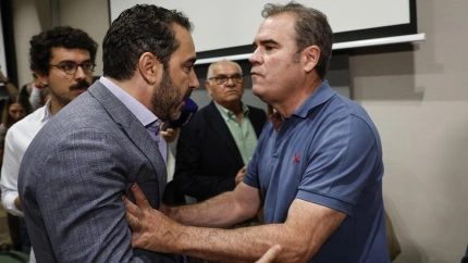 El empresario Víctor de Aldama se encara con uno de los asistentes tras su aparición este miércoles en la comparecencia ante la prensa de la militante del PSOE, Leire Díez