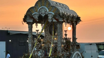 El simpecado de la hermandad de Córdoba en una parada al anochecer