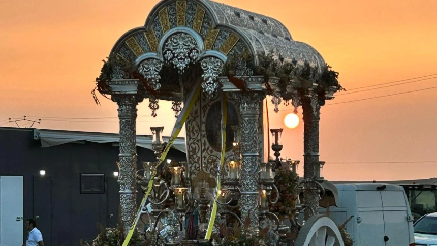 El simpecado de la hermandad de Córdoba en una parada al anochecer