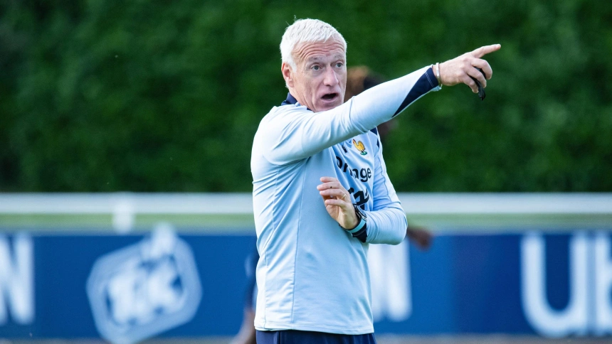 Didier Deschamps dirigiendo un entrenamiento de Francia