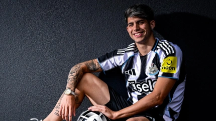 Antoñito posa con la camiseta de su nuevo equipo