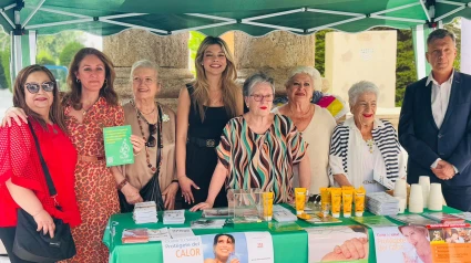 Puesto de reparto de crema solar y agua, con la concejala de Sanidad, personal de la Cruz Roja, la Asociación contra el Cáncer y Aguas de Lorca