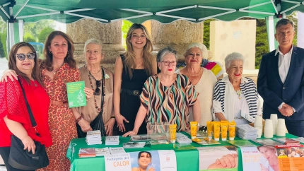 Puesto de reparto de crema solar y agua, con la concejala de Sanidad, personal de la Cruz Roja, la Asociación contra el Cáncer y Aguas de Lorca