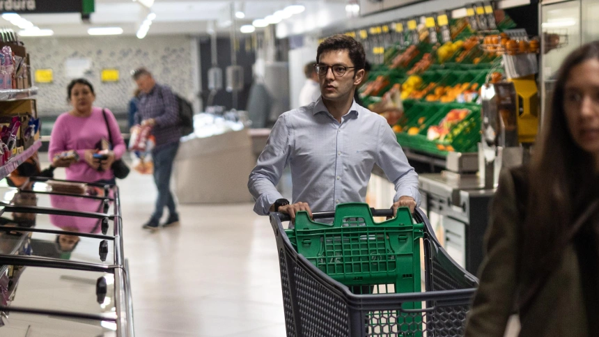 Varias personas realizan la compra en un supermercado