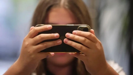 Una adolescente utilizando su teléfono móvil