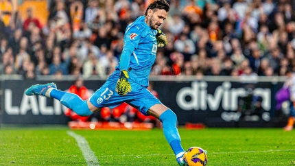 El macedonio quiere jugar y duda sobre su continuidad en Valencia