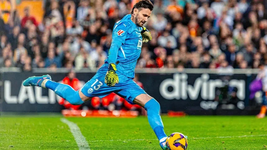 El macedonio quiere jugar y duda sobre su continuidad en Valencia