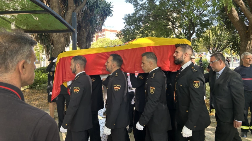 Compañeros del policía fallecido portan el féretro en la Comisaría Provincial de Málaga