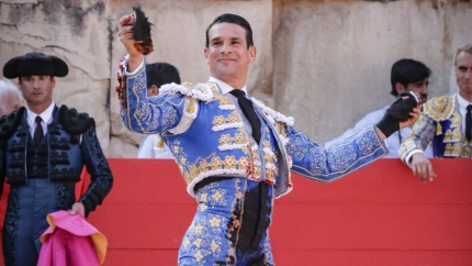 José María Manzanares con las dos orejas cortadas al primer toro de su lote en Nimes