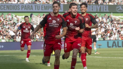 Los jugadores del Mirandés celebran uno de los goles ante el Racing