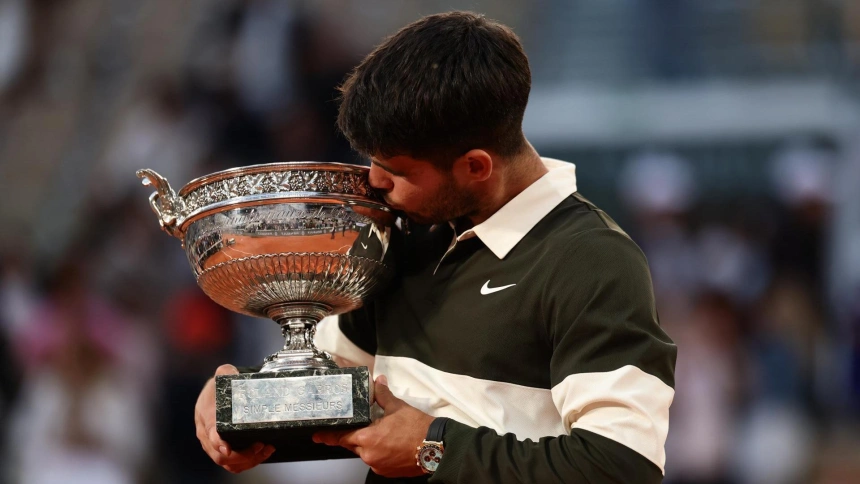 Carlos Alcaraz recibe y besa el trofeo de Roland Garros