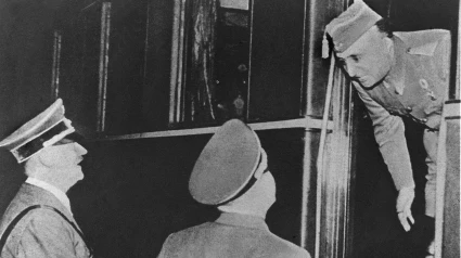 Franco bajando del tren a su llegada a la estación