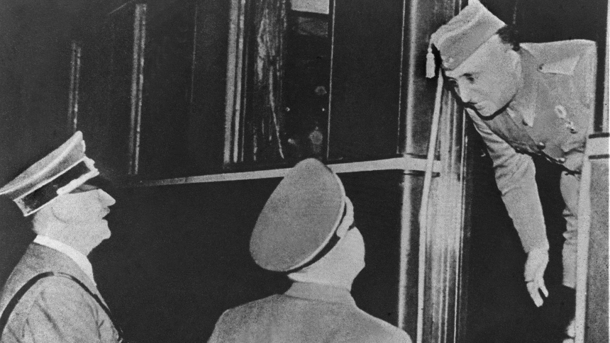 Franco bajando del tren a su llegada a la estación