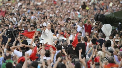 El Papa León XIV recorre la plaza de San Pedro en el papamovil