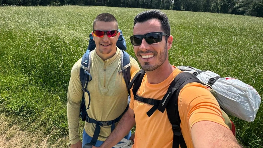 Nico y Fran, dos jóvenes que celebran su empleo público haciendo el Camino
