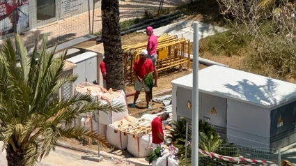 Turistas orinando en la vía pública