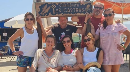 Clientes del Chiringuito Os Castros que cada año vuelven a su refugio