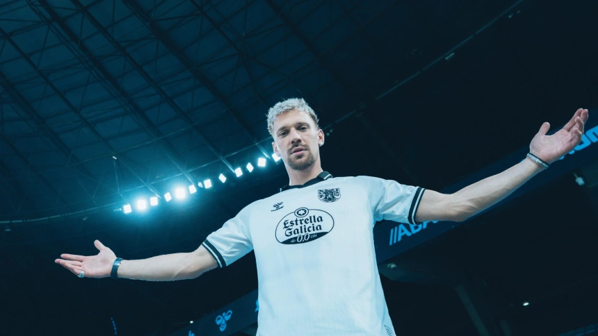 Ionut Radu posa con la camiseta del Celta en Balaídos