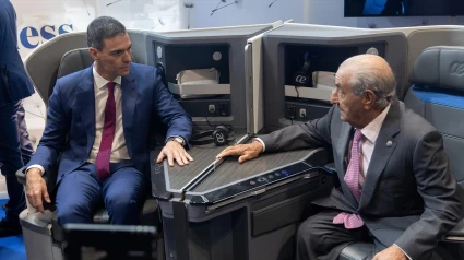 El presidente del Gobierno, Pedro Sánchez, y el presidente de Globalia, Juan José Hidalgo  en el estand de Air Europa