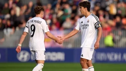Víctor Muñoz saluda a Gonzalo en un partido con el Castilla