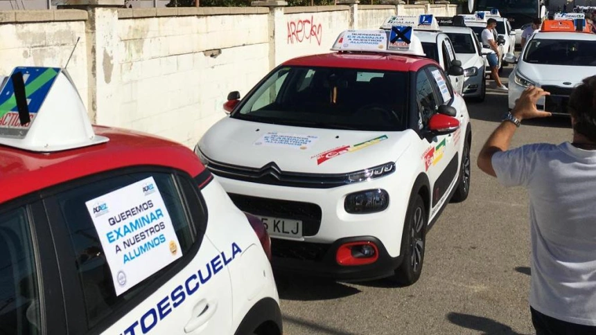 Manifestación de las Autoescuelas por la falta de examinadores