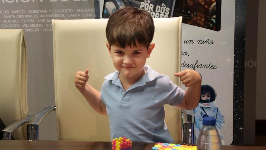 El pequeño Darío en la presentación de los avances en las investigaciones médicas sobre la Fibrodisplasia Osificante Progresiv