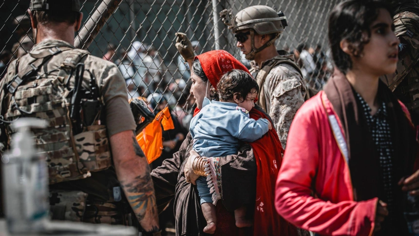 Personas esperando a ser evacuadas en el Aeropuerto Internacional de Afganistán en agosto del 2021