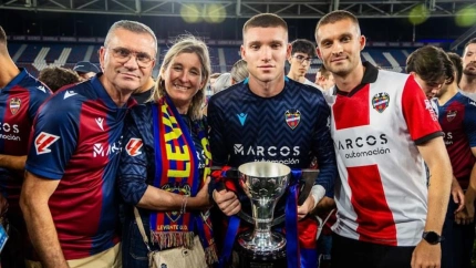 Primo, junto a su familia celebrando el ascenso a Primera