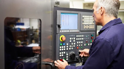 Un ingeniero computacional controlando una máquina de tecnología avanzada