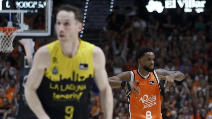 Montero celbra una de sus canastas ante la desesperación de Huertas