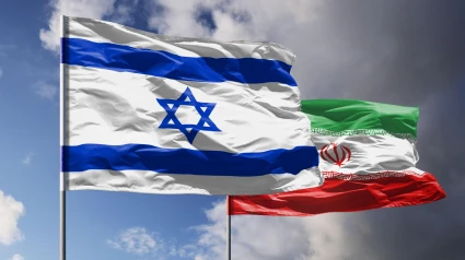 Banderas de Israel e Irán ondeando delante de un cielo encapotado
