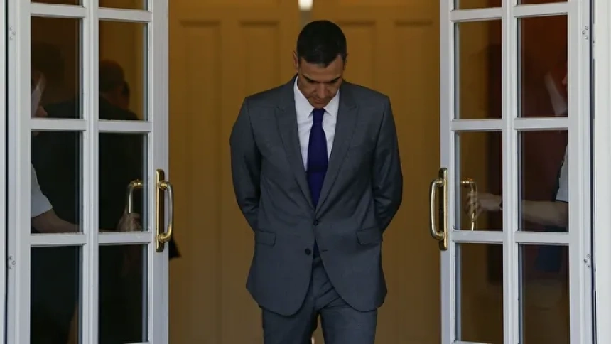 Pedro Sánchez caminando cabizbajo en la Moncloa