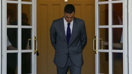 Pedro Sánchez caminando cabizbajo en la Moncloa