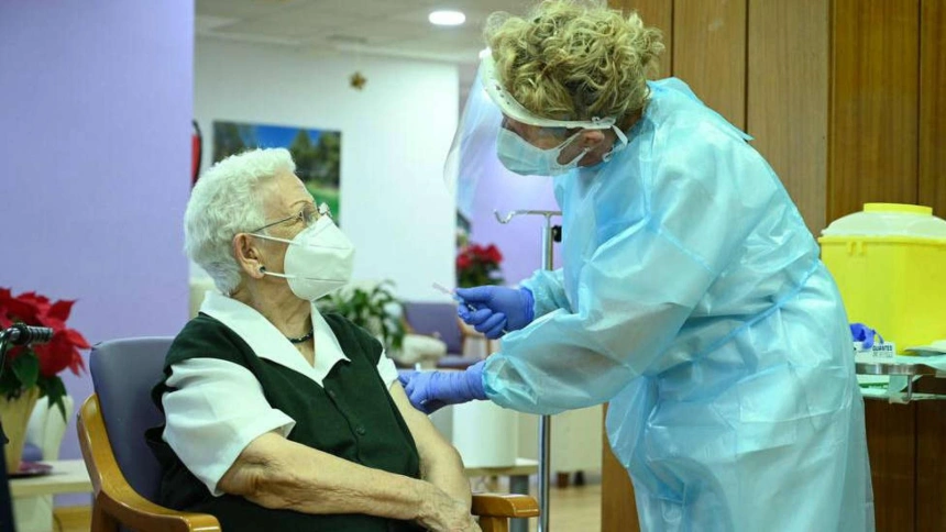 Araceli Hidalgo recibió la 1ª vacuna contra el coronavirus de España en Los Olmos (27 de diciembre de 2020)