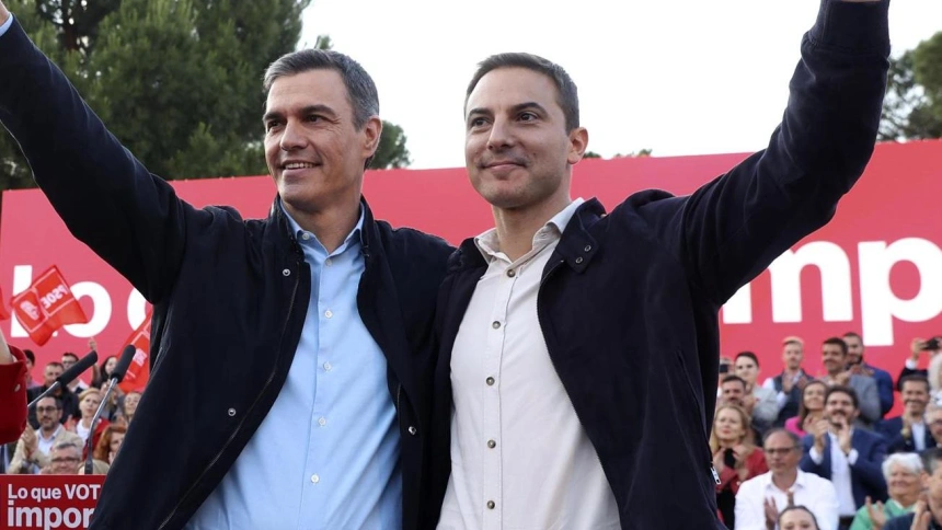Juan Lobato junto a Pedro Sánchez