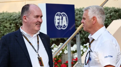 Derek Warwick, junto a Robert Reid vicepresidente de deportes de la FIA