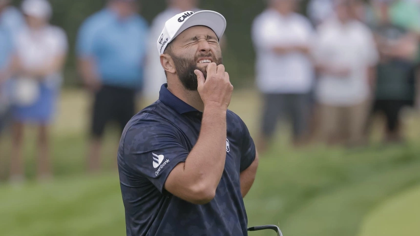 Jon Rahm, pensativo tras fallar un golpe en la segunda ronda del Abierto de Estados Unidos