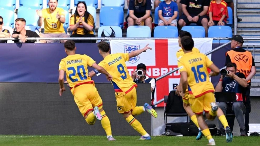Jugadores de Rumanía celebrando el gol contra España