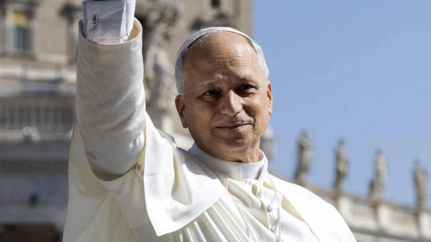 El papa León XIV saluda desde el papamóvil a su llegada a la plaza de San Pedro del Vaticano