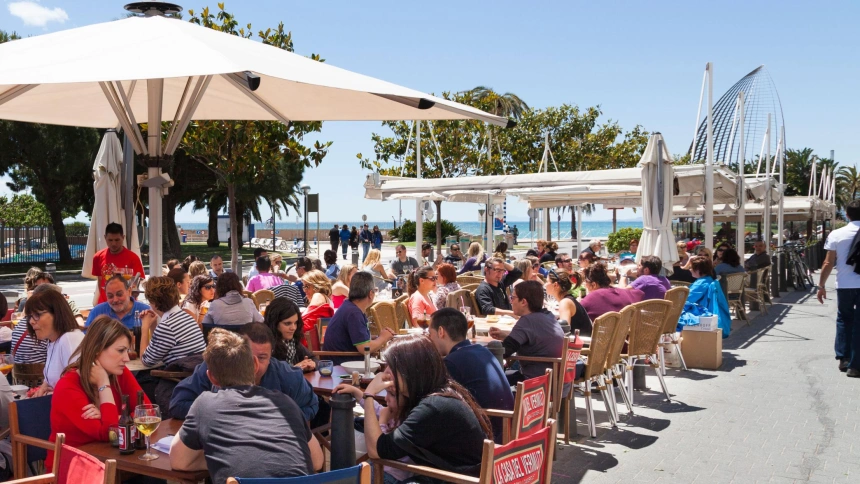 Un camarero, a cuadros, por lo que encuentra al recoger la mesa de un grupo de 17 personas: "Hay cámaras de seguridad"