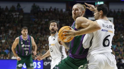 MÁLAGA, 15/06/2025.- El alero alemán del Unicaja Dylan Osetkowski (2d) en acción ante el alero del Real Madrid Alberto Abalde (d) durante el tercer partido de semifinales de la Liga Endesa de Baloncesto entreUnicaja y Real Madrid, este domingo en el Palacio de Deportes José María Martín Carpena de Málaga. EFE/ Jorge Zapata