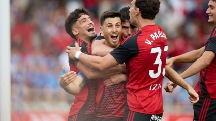 Los jugadores del Mirandés celebran el gol de Reina ante el Oviedo