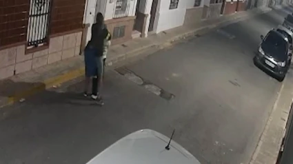 Así se zafó una mujer del robo violento de su bolso