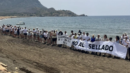 Cadena humana en la bahía de Portmán
