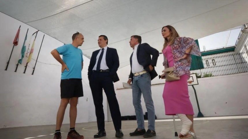 Instalación de un toldo en el patio del Colegio Santos Mártires de Córdoba