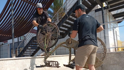 Bicicleta retirada del fondo marino del Puerto de Castellón