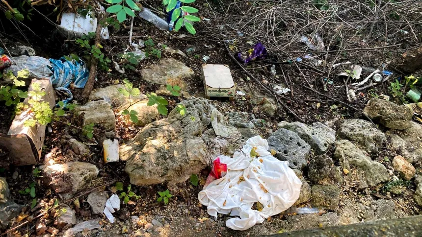 Basura tras el mercadillo en la orilla del río Carrión