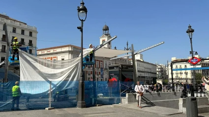 Instalación de los toldos en la Puerta del Sol