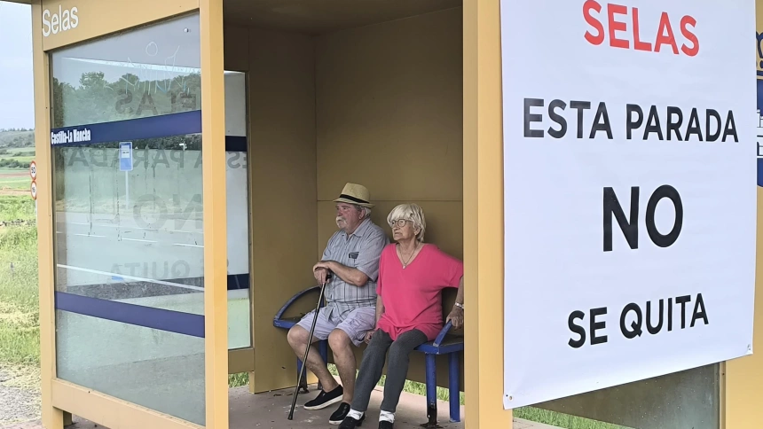 Juan y Pilar, matrimonio octogenario de Selas que usa el autobús para ir a Molina a hacer la compra y a Guadalajara a las consultas médicas